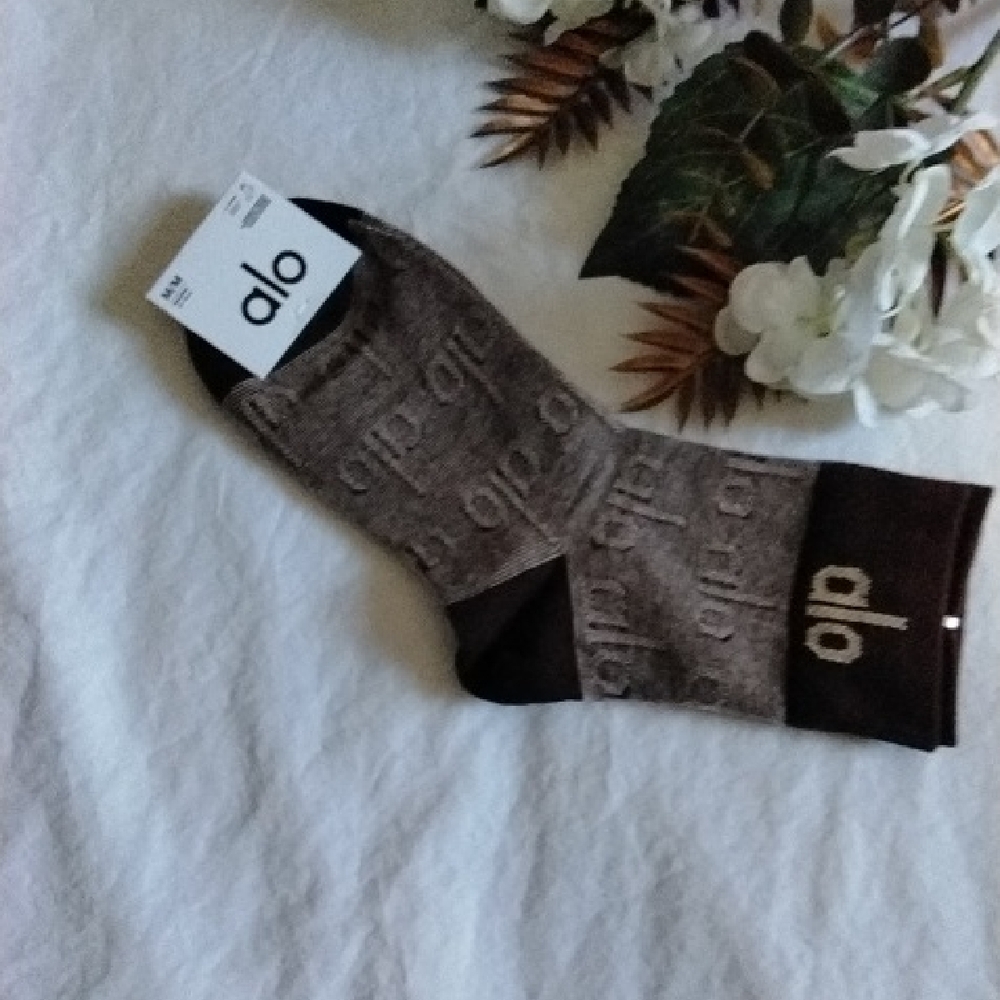 ALO Yoga Dark Brown Casual Socks
